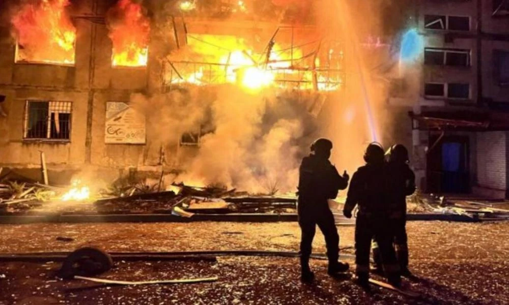 Ρωσικοί βομβαρδισμοί αιματοκύλισαν την Ντομπροπίλια της Ουκρανίας - Δεκάδες νεκροί και τραυματίες